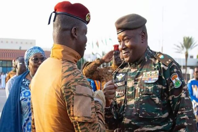 le capitaine Ibrahim Traoré recevant le général Tiani du Niger