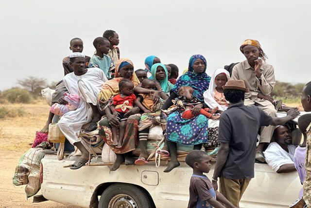 {"ar":"أسر نازحة تفر من مدينة الفاشر بشمال دارفور بحثا عن الأمان. في مختلف أنحاء السودان، نزح أكثر من 12 مليون شخص من ديارهم.","hi":"सूडान में ल